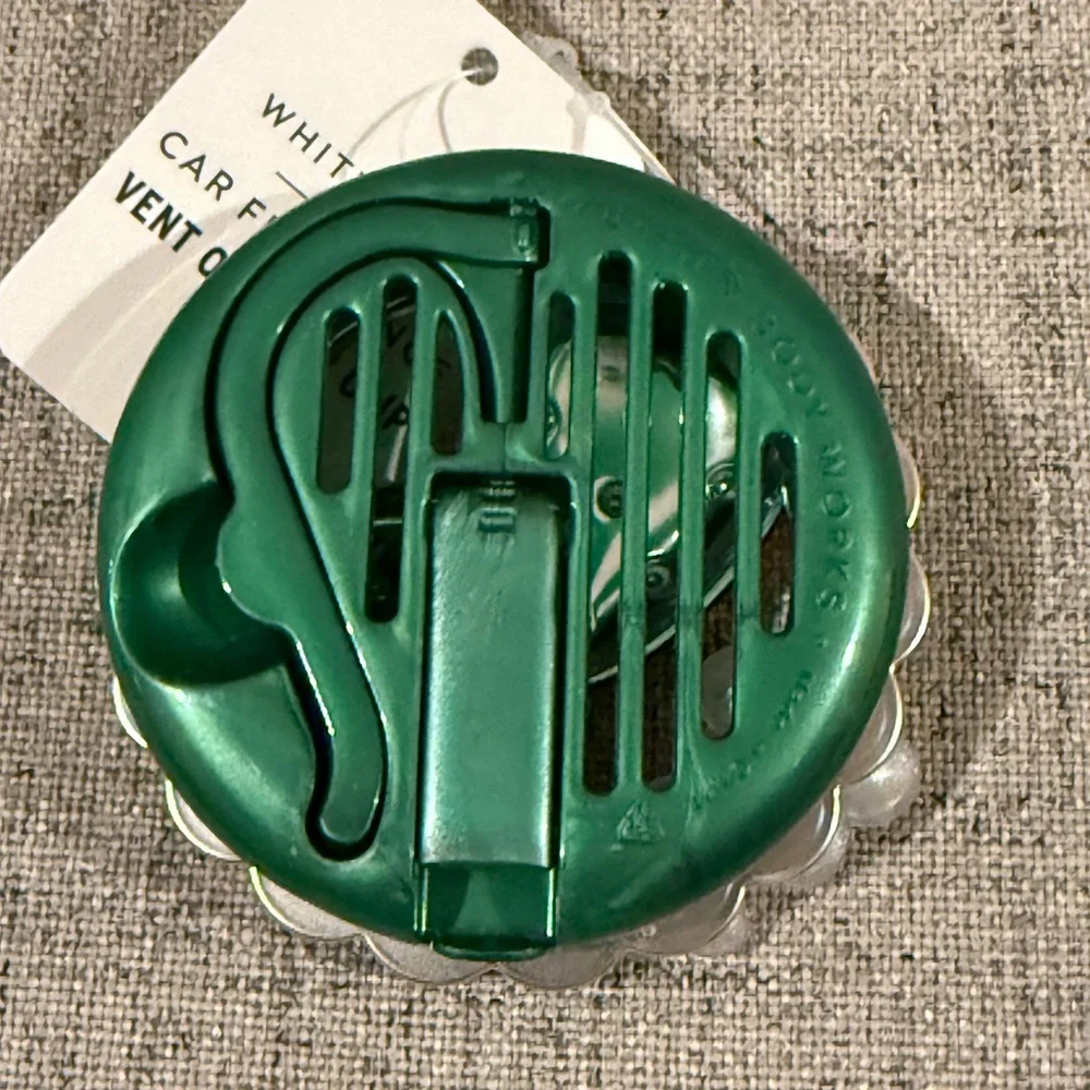 Bath & Body Works Strawberry Car Fragrance Holder With Refill NWT - Picture 4 of 4